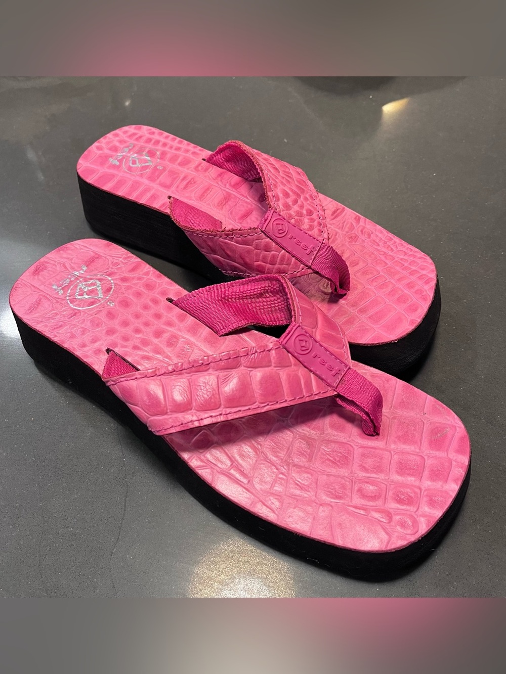 Reef Y2K VTG Hot Pink Chunky Platform Thong Sandal Sandy Crocodile Emboss 8 90s